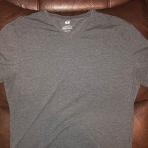 Men’s H&M v neck tea shirt